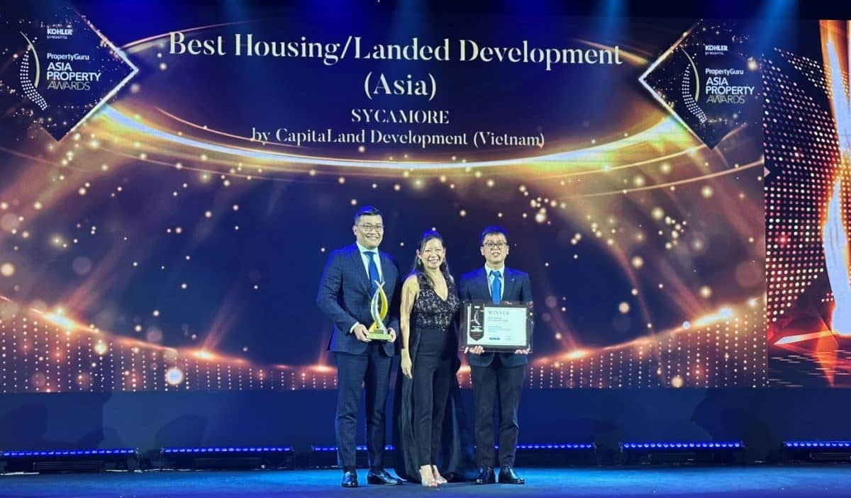 Ngày 10/12 tại TP HCM, đại diện CapitaLand Development (CLD), nhánh phát triển bất động sản của Tập đoàn CapitaLand nhận giải thưởng "Dự án nhà ở xuất sắc" tại châu Á cho dự án Sycamore.