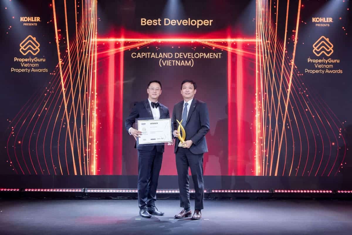 Ông Ronald Tay (bên phải) - Tổng Giám đốc của CLD, nhận giải thưởng Nhà phát triển bất động sản xuất sắc.