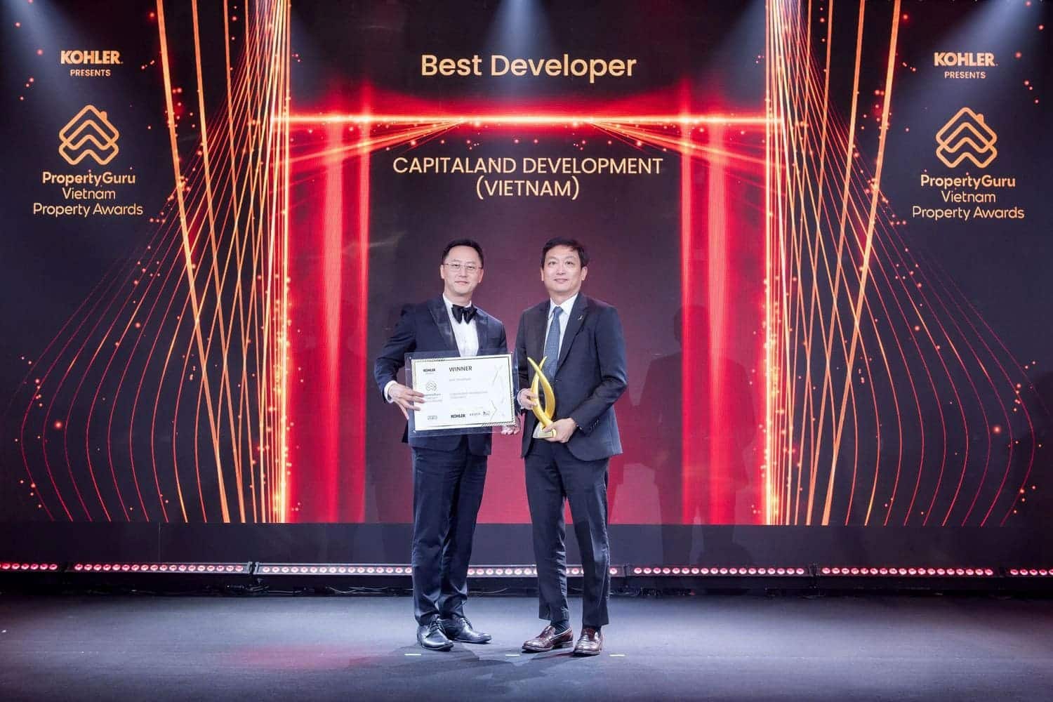 Ông Ronald Tay (bên phải), Tổng Giám đốc của CapitaLand Development (Việt Nam), nhận giải thưởng "Nhà phát triển bất động sản xuất sắc" tại giải thưởng bất động sản Việt Nam PropertyGuru 2023.